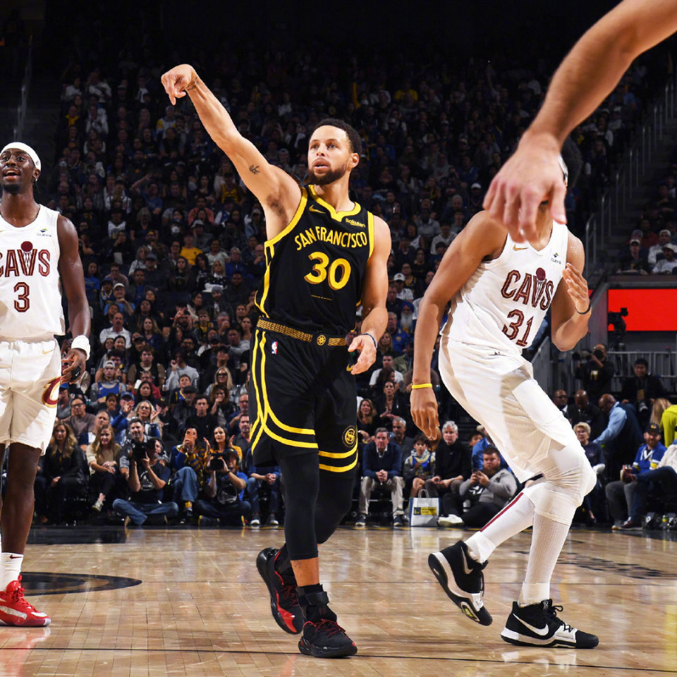 勇士2连败6人上双拒绝逆转追梦惨遭驱逐库里30分末节0分