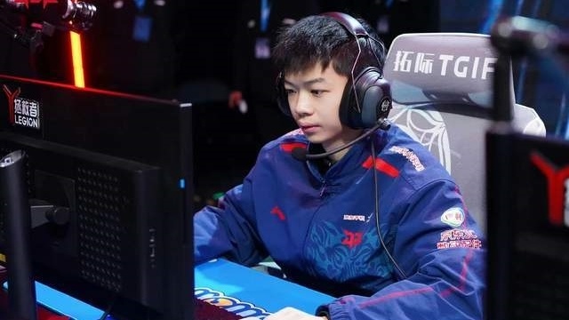 rita的奶妈cos太顶了!姿态艾希被吐槽:你玩的肉装心之钢寒冰?