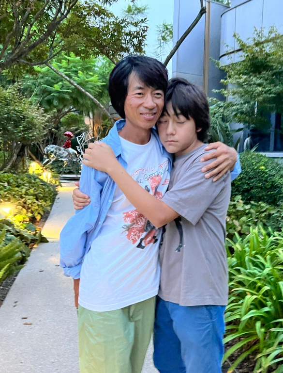 刘烨妻儿成都游玩,诺一霓娜高鼻大眼没长歪,受妈妈影响穿衣土气-腾讯