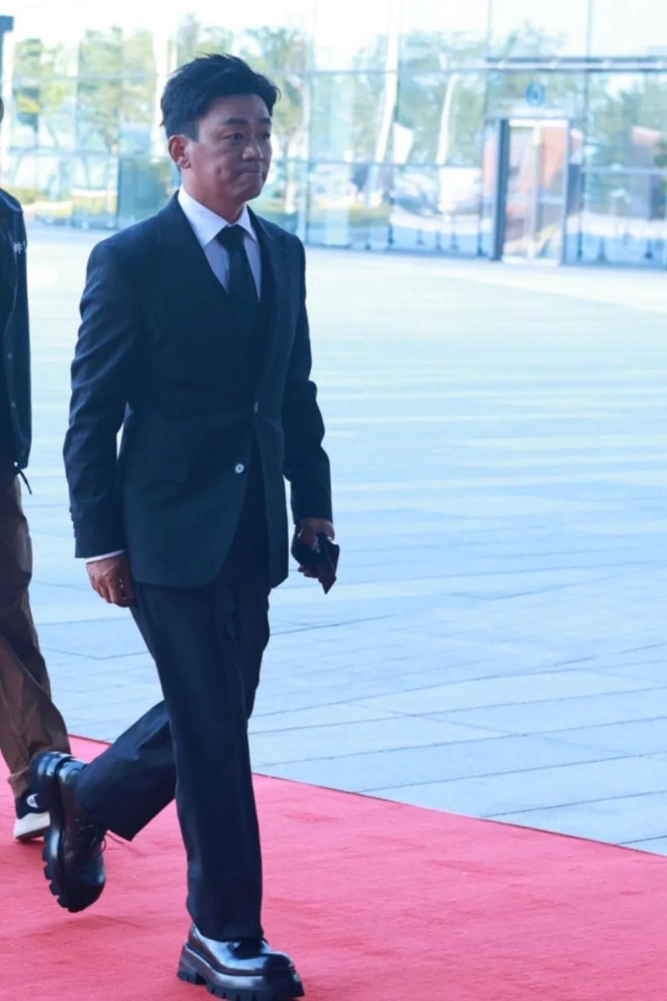 王宝强也来了,穿得很正式,但是感觉比起之前他怎么又黑了的感觉?