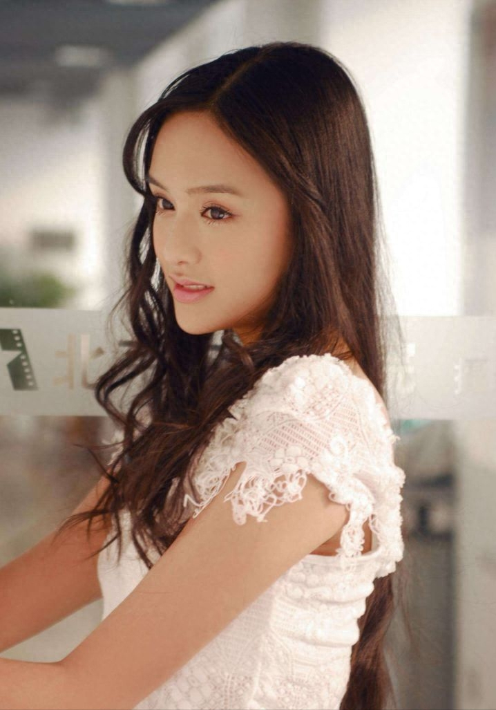 仍在荧幕上拍戏,今年在《薄冰》中,他出演的井田裕太郎让人耳目一新