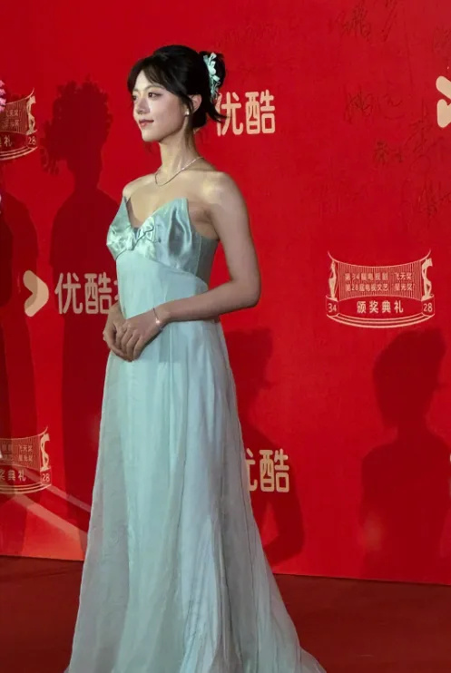 觀(guān)察者網(wǎng)：澳門(mén)一碼一肖一特大三巴飛天獎(jiǎng)紅毯：李沁會(huì)穿、唐嫣大氣，趙麗穎短發(fā)好美，靳東咋變樣了