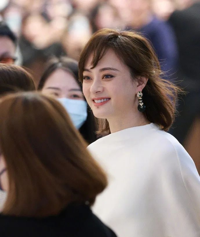 41岁孙俪留长发,眼睛也不凸了,她还算不算顶级大美人?_腾讯新闻