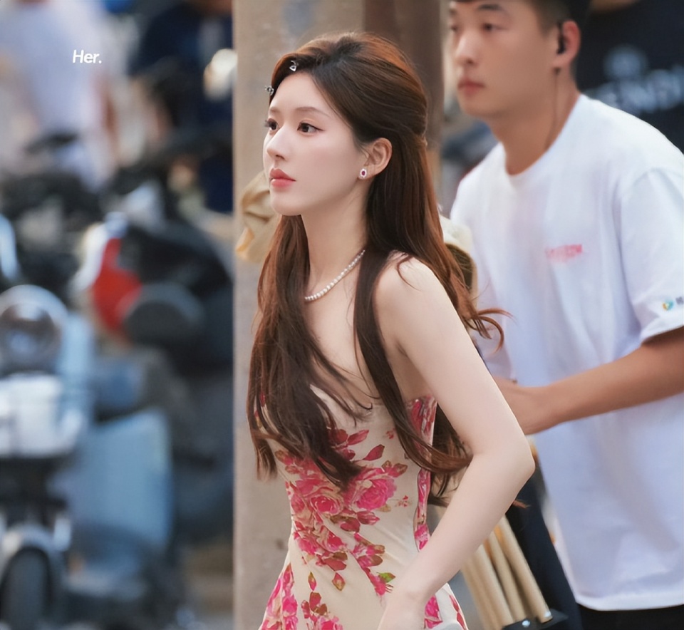 赵露思新剧路透曝光!富家千金风穿搭好抢眼,看到男主:心动了!