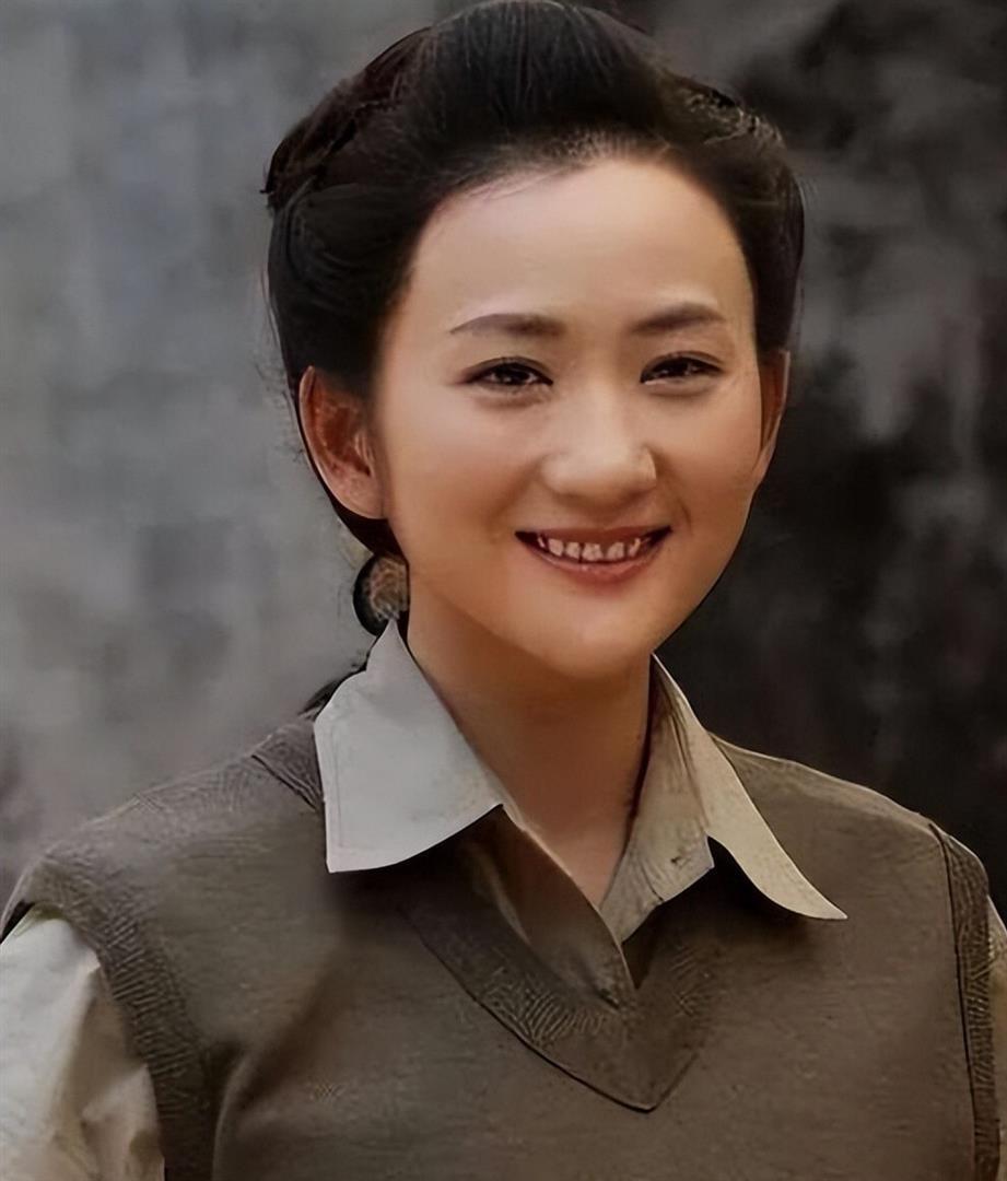 她带弟弟进入娱乐圈，没想到如今自己无人问津，弟弟却红透半边天_腾讯新闻