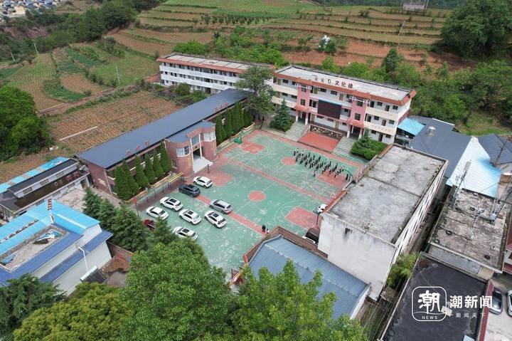 贺波洛乡中心小学另外一名四年级女生想要的是一本课外书,她很喜欢上