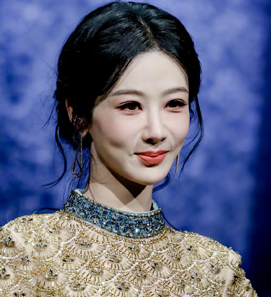 微博之夜：杨幂妆浓、杨紫脸垮，王一博像戴假发