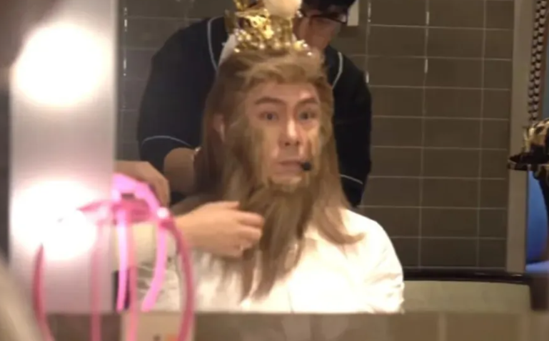 张卫健年过六旬不显老,与粉丝庆生很热情,光头明亮眼神锐利!_腾讯新闻