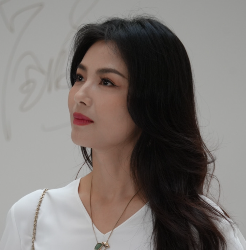 44岁刘涛颜值回春!撞脸多位女星缺乏辨识度,被指满脸科技感_腾讯新闻