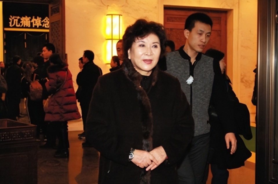 相声名家王玉病逝，曾赴老山前线慰问演出，母亲强忍悲痛登台表演_腾讯新闻