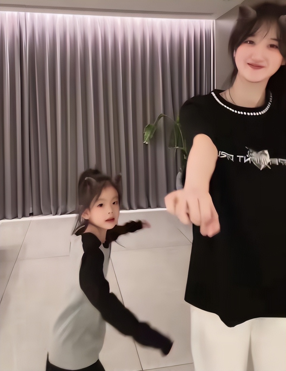 小李琳与俩女儿跳舞大女儿罕见露脸高挑漂亮和妈妈长超像
