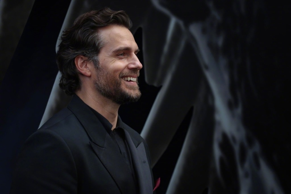 网飞《猎魔人》第三季正式开播,"杰洛特"亨利·卡维尔亮相伦敦首映