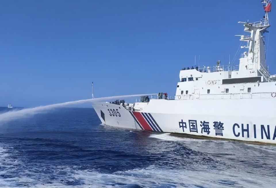 无视中方多次警告劝阻,强行登陆铁线礁进行非法活动,中国海警执法人员