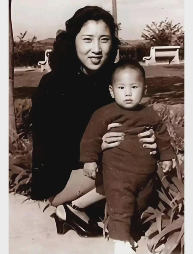 2007年，张道宇和母亲来到孟良崮，在父亲张灵甫的战死地，默立良久_腾讯新闻