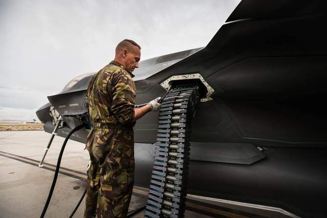 f35装弹另一方面,目前我国现有的几种航炮都可以配在歼20上,但均不够