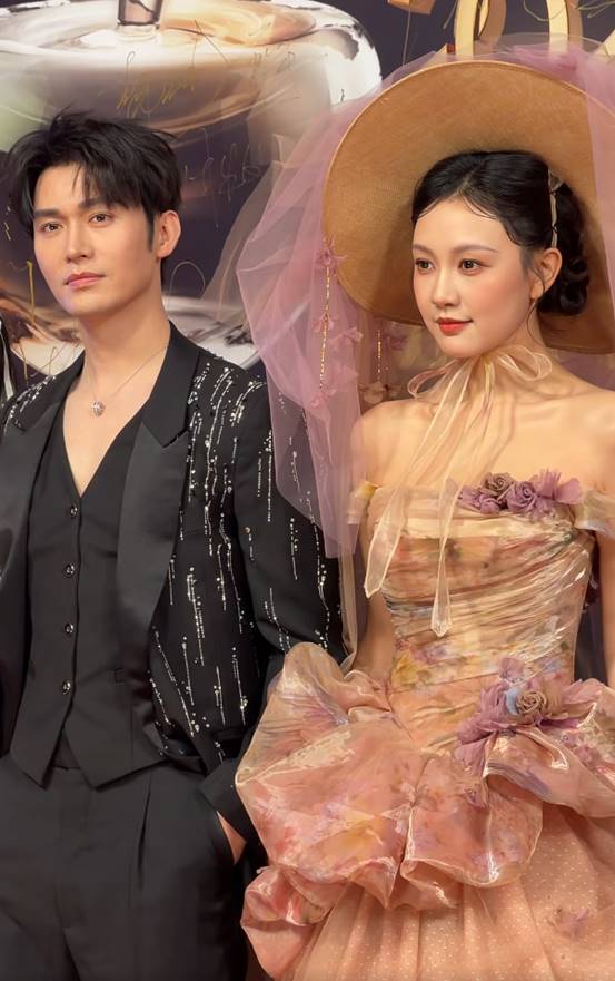 短劇品質盛典：洪欣身材傲人，余茵好美，向佐用腳踢主持人 - 