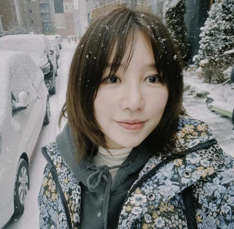 尹恩惠面对飘雪露出少女般笑容,美貌融化冰雪,让人心生暖意