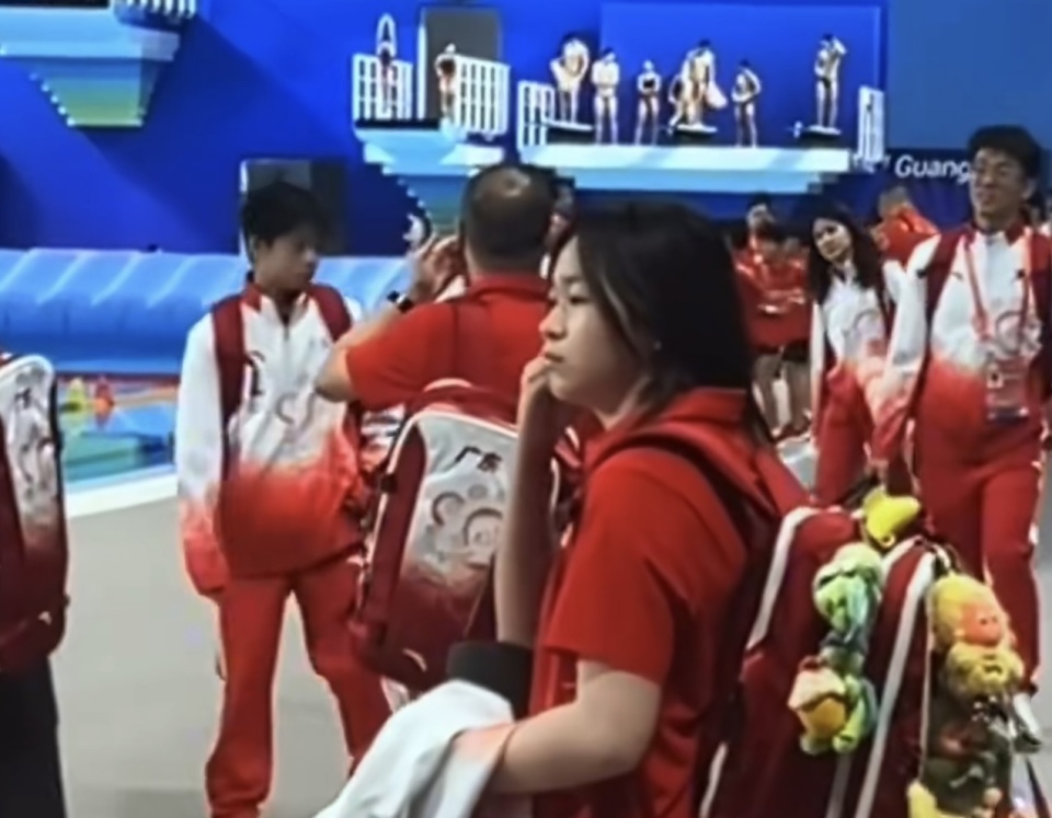 全红婵最新照片曝光！与4年前判若两人，包上挂满娃娃，18岁仍童真