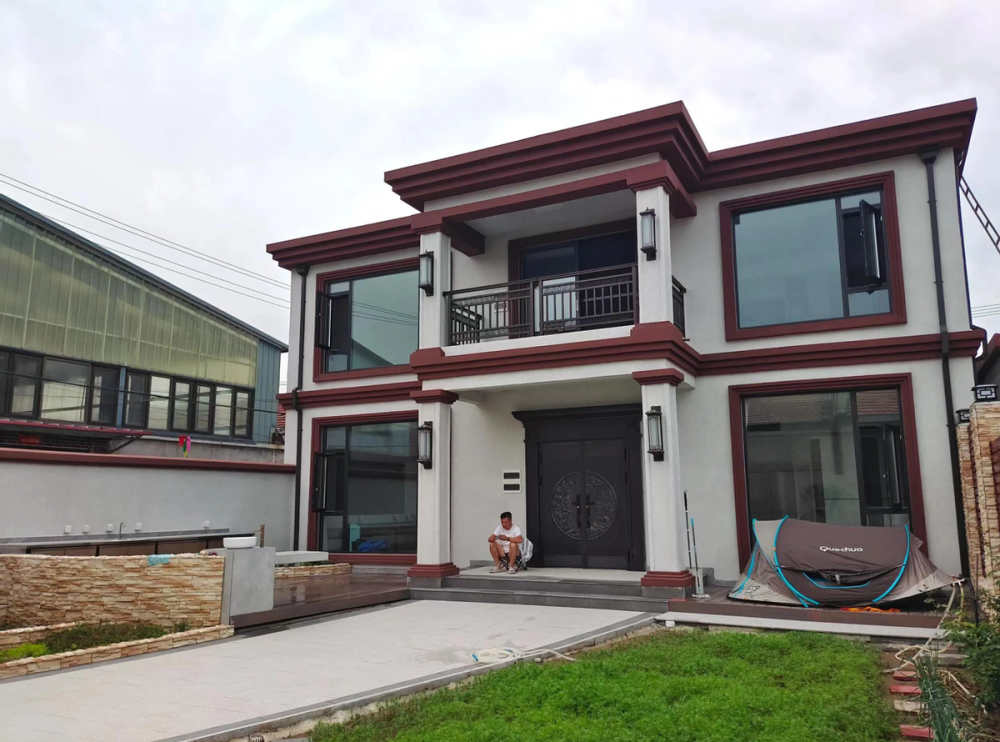 房子的外观的配色和造型同围墙一样,大面积都