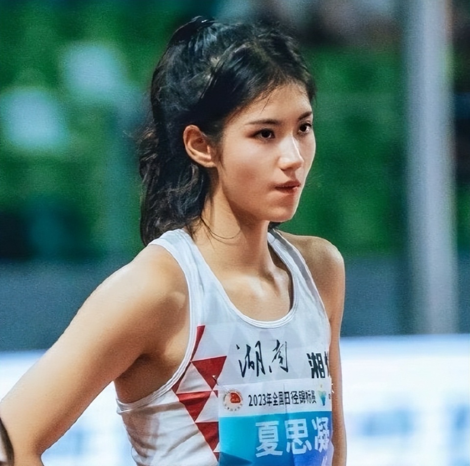 跨栏女神夏思凝意外遭非议，三角裤太窄，有纹身，真是如此吗？_腾讯新闻