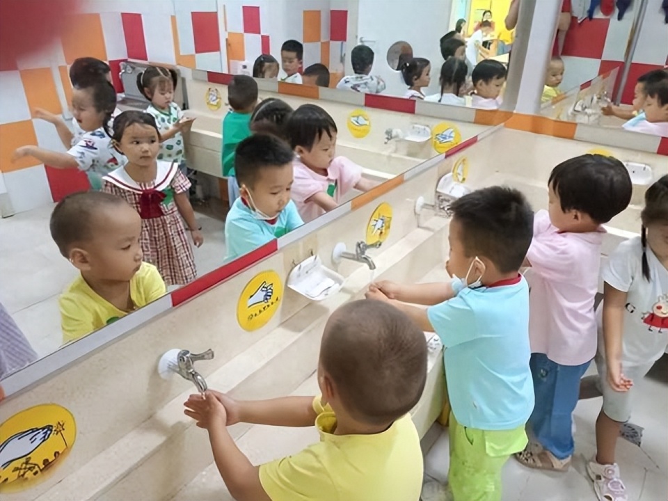 娃在幼儿园过得好不好？别急着问老师，试试这4个“套话”技巧_腾讯新闻