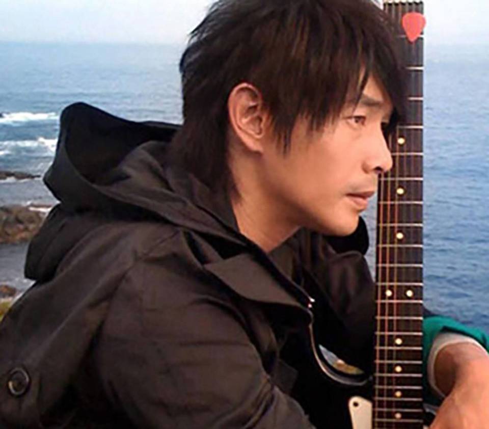 黄品源是一位才华横溢的歌手,演员和主持人,他在音乐和演艺领域都有着