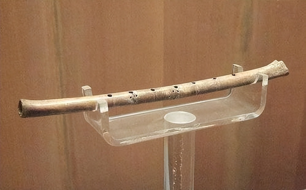 贾湖骨笛:河南博物院镇馆之宝,远古时代的这支笛子,却能吹出世界标准