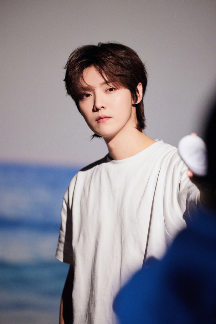 关晓彤准点为鹿晗庆生,七年下来攻守易势,鹿晗粉丝从脱粉到催婚