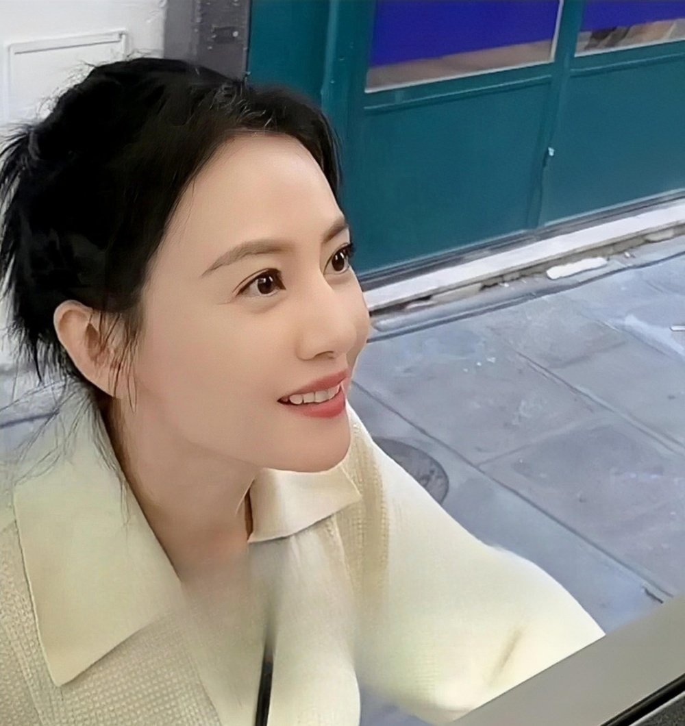 43岁高圆圆对比42岁宋慧乔,优雅变老和动脸变老,差