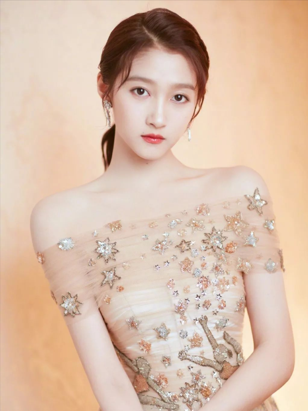 26岁关晓彤开始拼身材,穿薄如纱的透视连衣裙,大长腿至少有一米