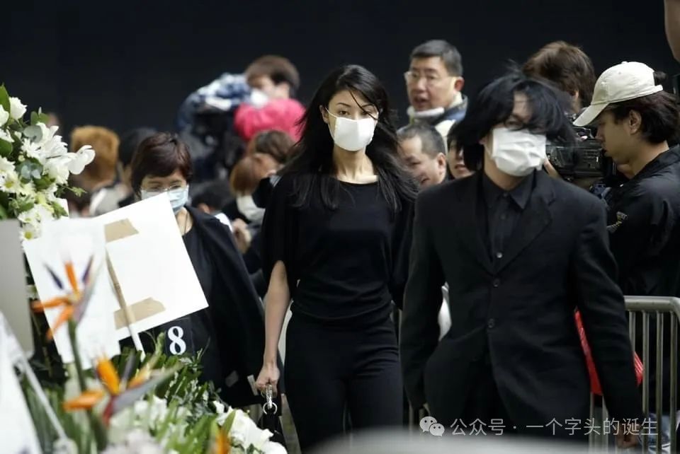 2003年,张国荣葬礼上