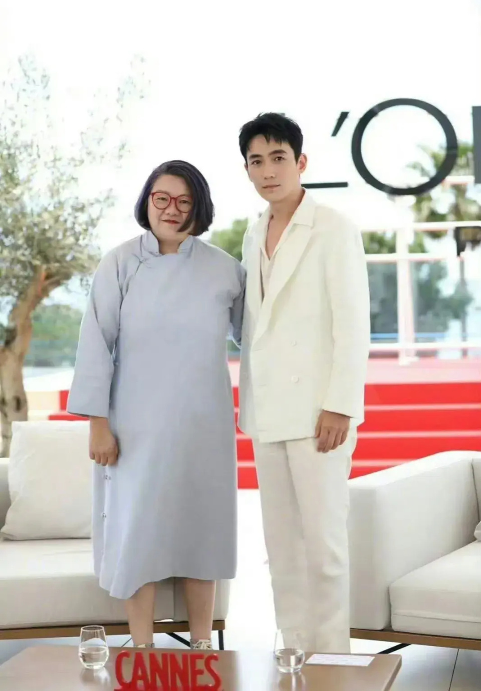 从龚俊照片事件后,两人的梁子全是结下了,到了今年的合影环节,洪晃