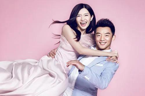 众星聚餐引围观,冯小刚邓超上演世纪拥抱,江疏影素颜现身不喝酒_腾讯