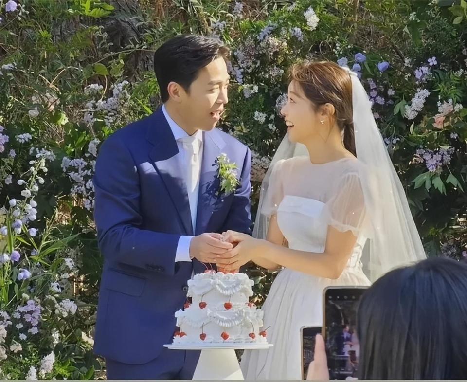 方敏雅和金亚荣分享了他们的结婚照,并表示,我们的姐妹是世界上最漂亮