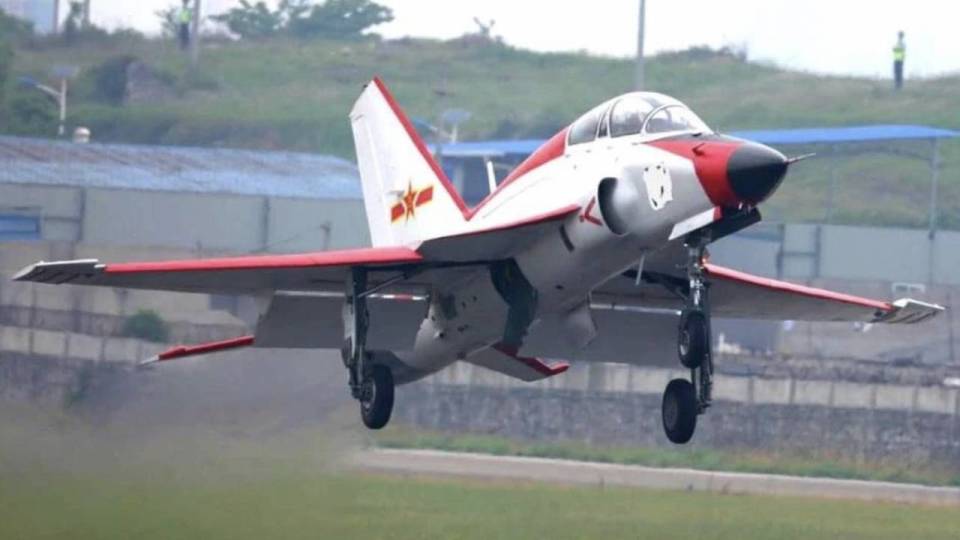 因此尽管jl-10/l-15猎鹰教练机是一款第4代教练机,jl-9山鹰仅仅是一款