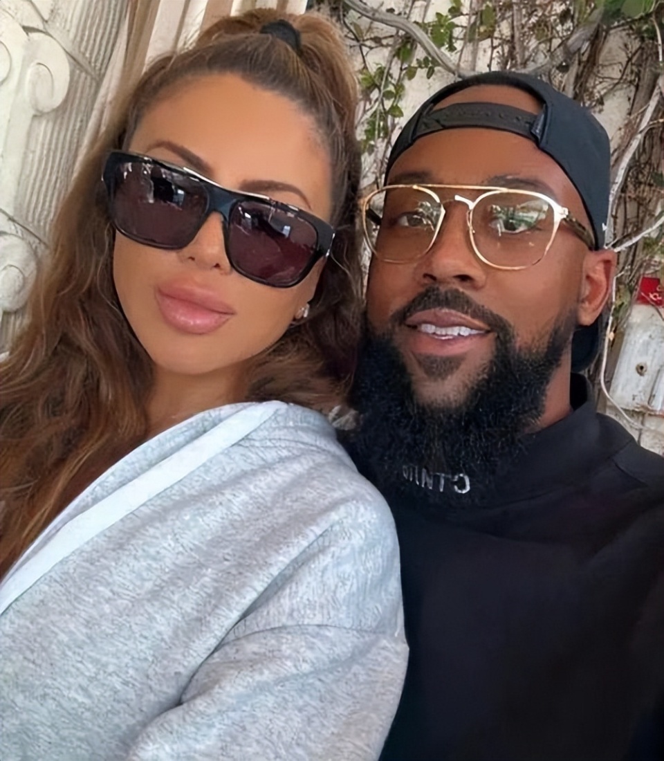 皮蓬前妻大秀恩爱穿吊带秀顶级身材新男友搂着小蛮腰太幸福了