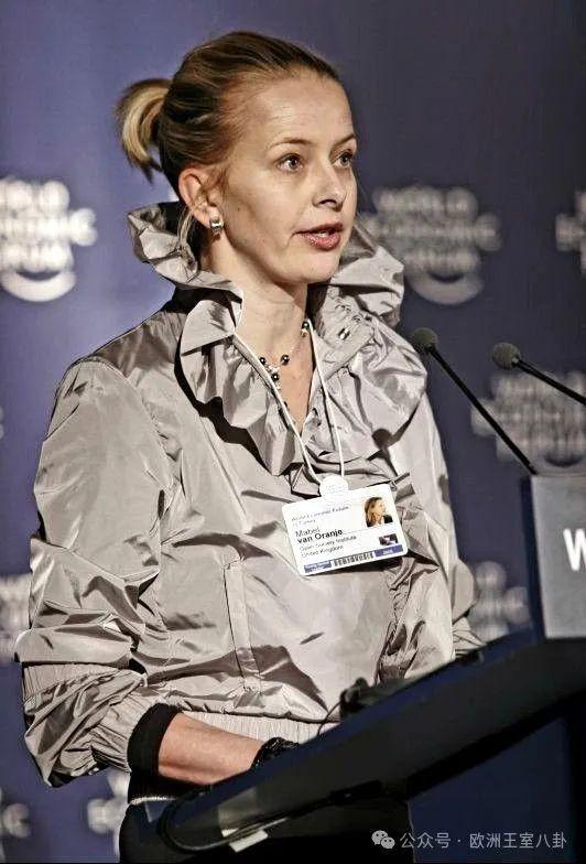 这两件也很有内味有些没明显蝴蝶结的也是梅贝尔从结婚起就不是全职