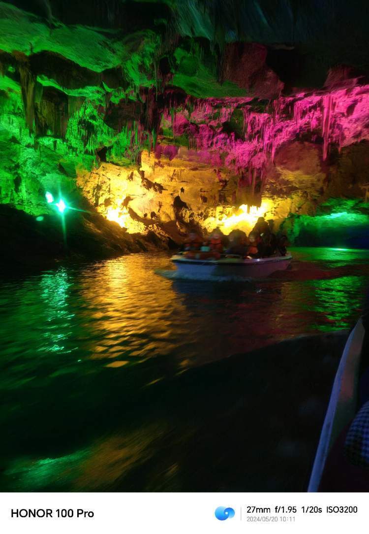 十几米且宽广,水洞全长近3000米,水很清也很凉,据导游介绍水一般深1