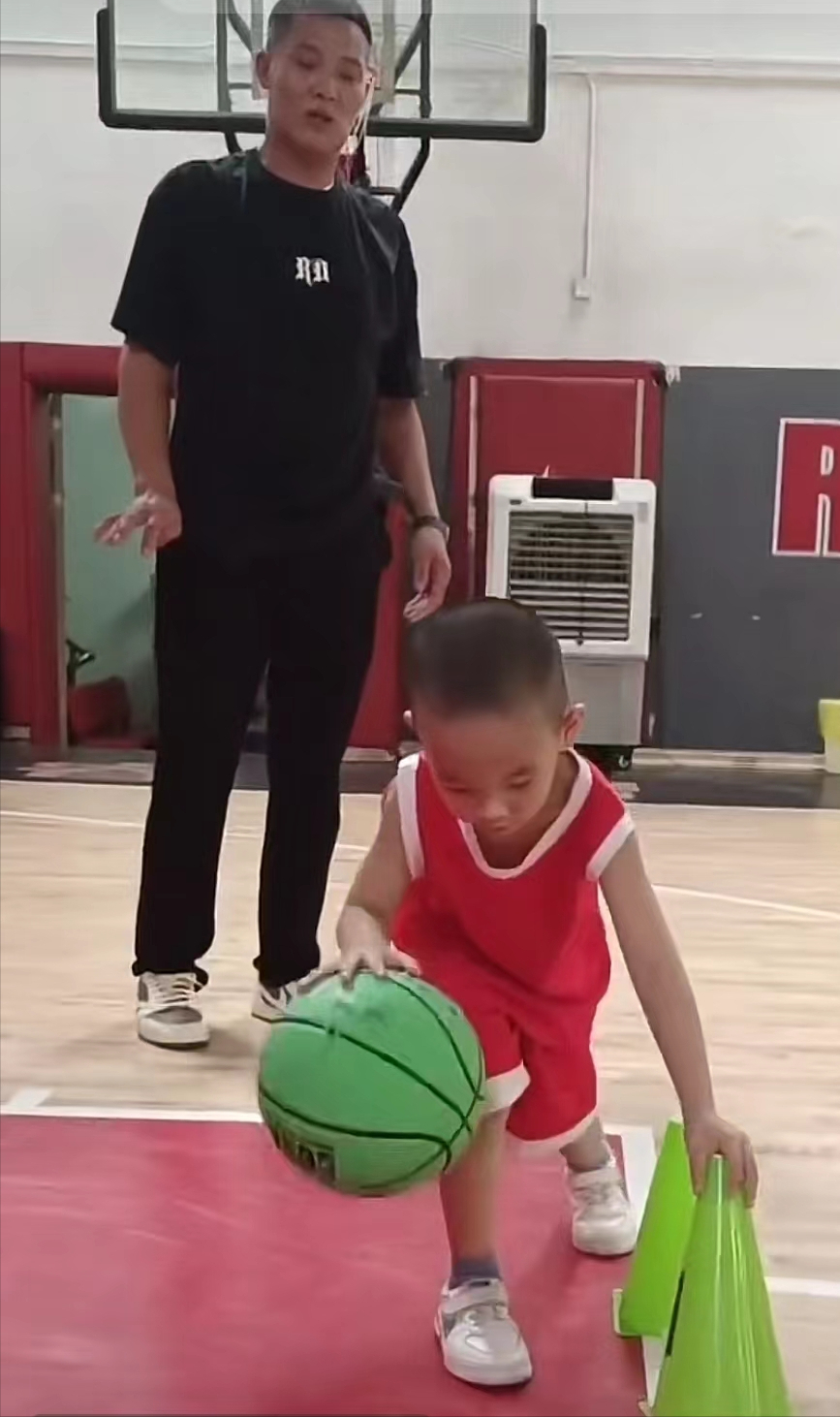 赵睿父亲出征现场,弟弟探班,父子三人很相似_腾讯新闻