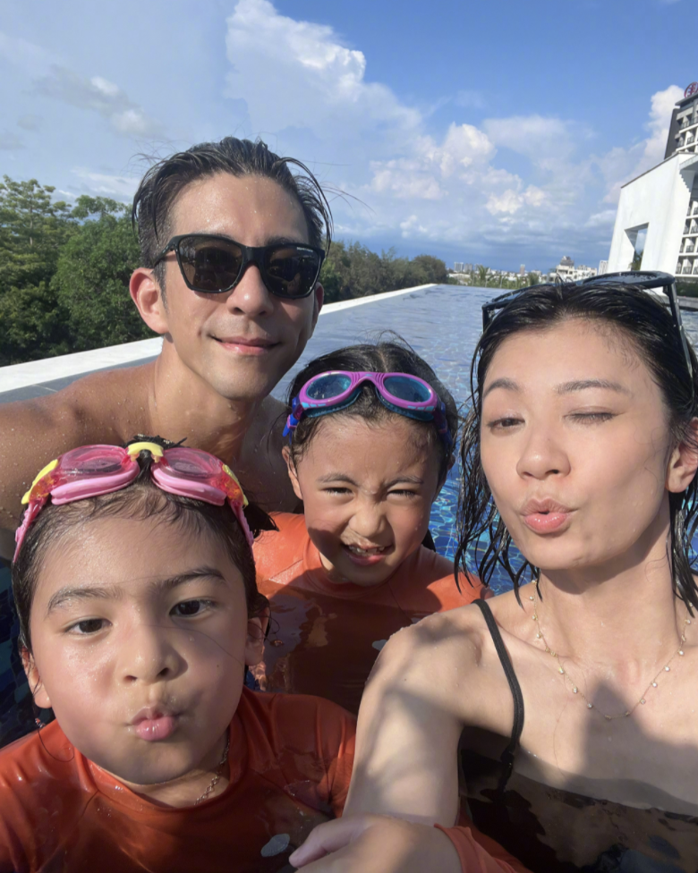 贾静雯父亲节追忆父亲,晒全家福大赞修杰楷,咘咘波妞颜值变化大_腾讯