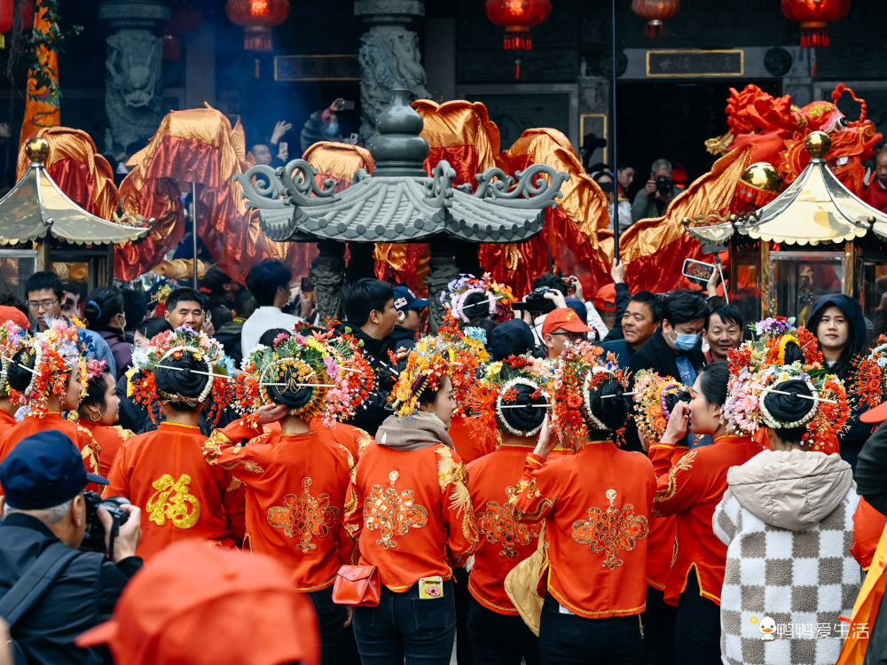 泉州蟳埔:妈祖天香巡境汇聚成一片流动的花海,场面空前盛大