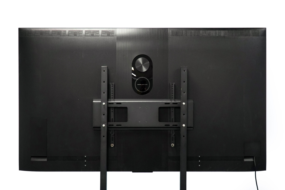 再来到tcl q10h电视的背面,大家请忽略我自购的支架,只看电视的背部