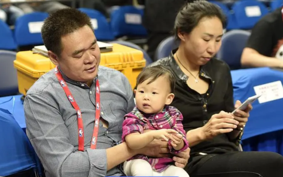 前女篮队长苗立杰:33岁退役嫁给1米78军官,36岁生女儿后又复出_腾讯