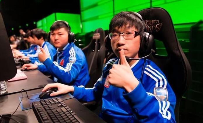 tabe回忆老皇族战队打4保1战术为了uzi大家都牺牲了很多