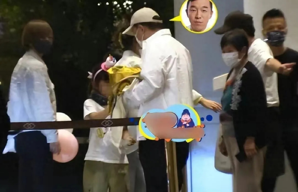 黄渤携妻子参加姐姐生日宴,小欧穿着休闲装,浑身散出自信_腾讯新闻