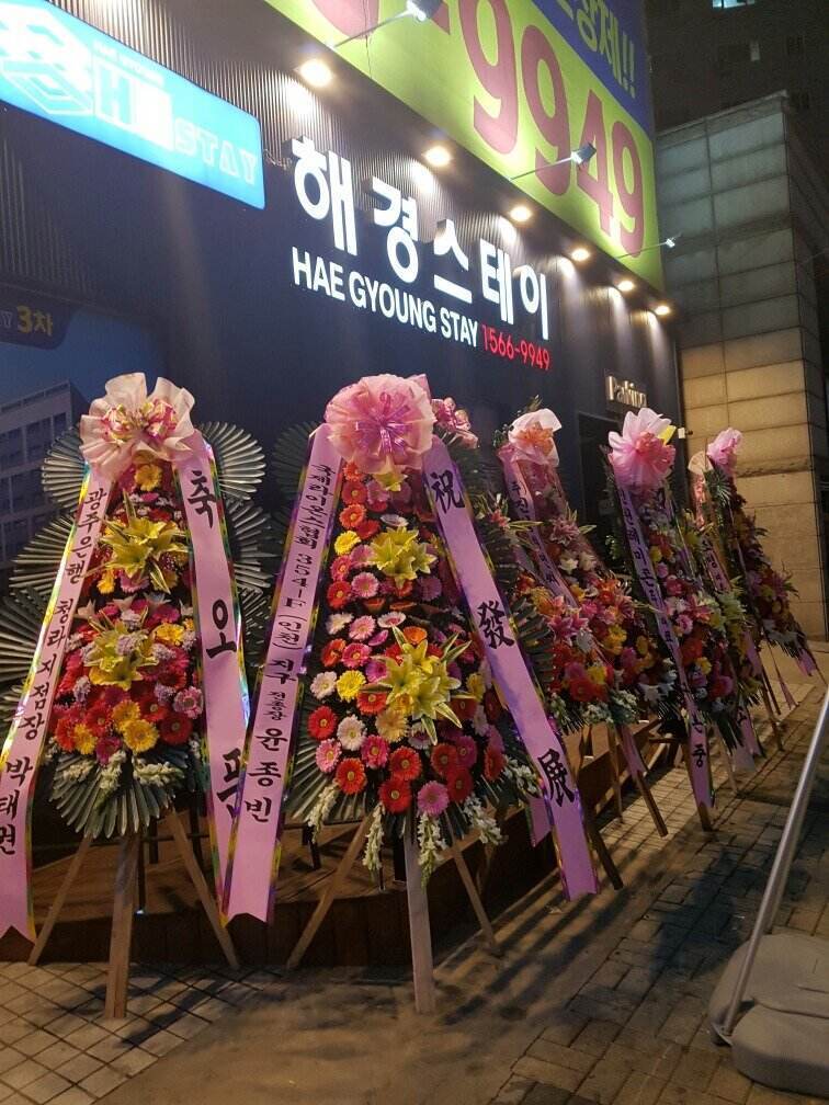 令人迷惑:中国人出殡摆的花圈,在韩国被用来结婚时送祝福