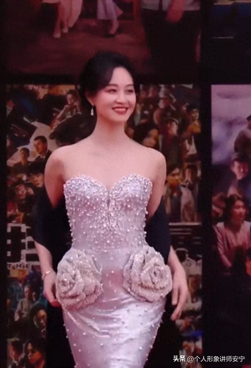 穿深V的宋佳，全裹出镜的高圆圆，输给了蓬头垢面的董明珠