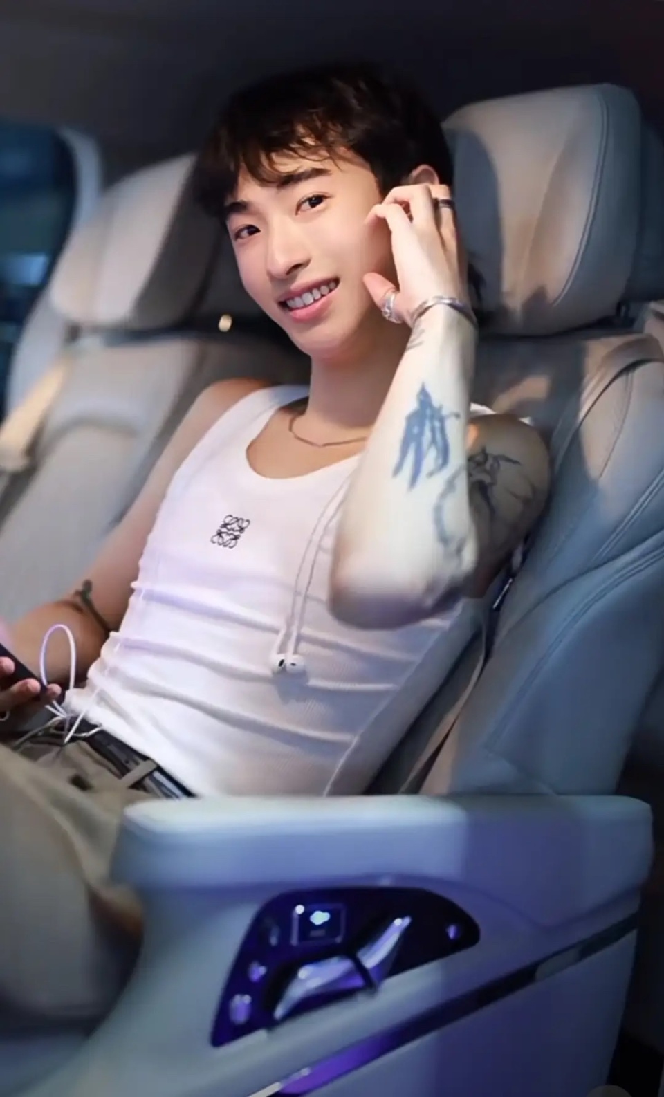 伊能静儿子恩利毕业回国发展,女儿米粒去接机,抱哥哥撒娇好有爱