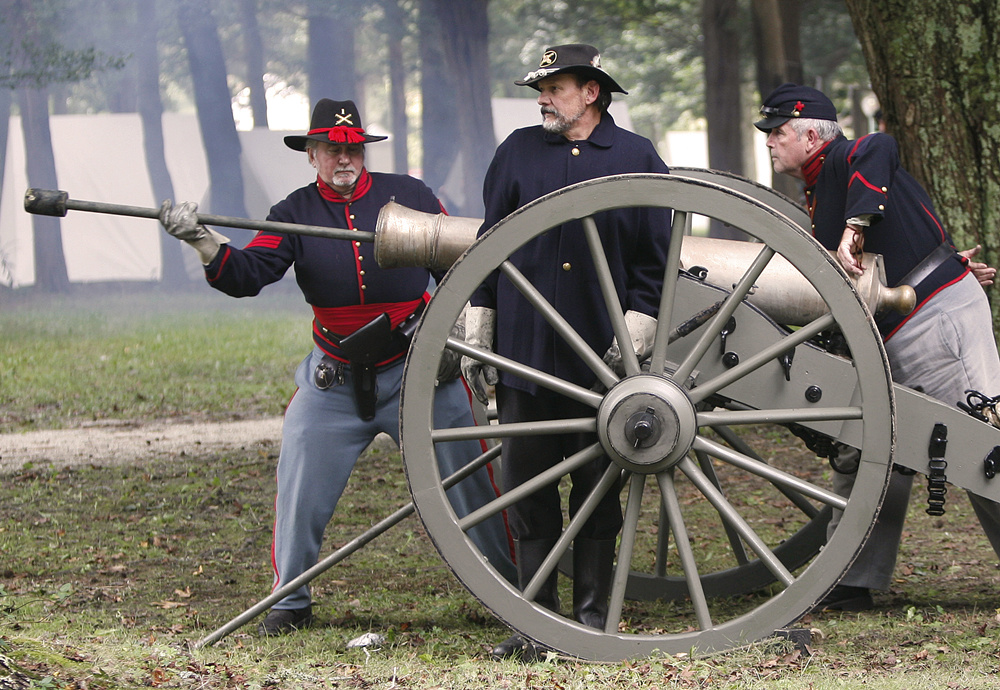 开炮一时爽,炮管清理累倒人_腾讯新闻