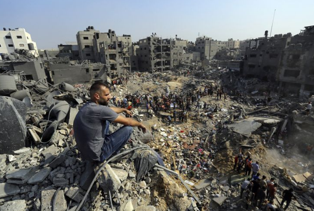 已经造成了大批无辜平民伤亡,尤其是在加沙医院以及难民营也频频遭到